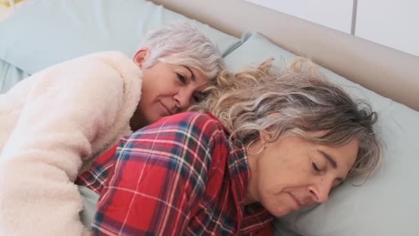 Amando Pareja Lesbiana Despertando Juntos Cama Concepto Lgbt — Vídeos de Stock