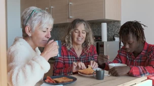 Θηλυκό Ζευγάρι Τρώει Πρωινό Γιο Του Στο Σπίτι Έννοια Lgbt — Αρχείο Βίντεο