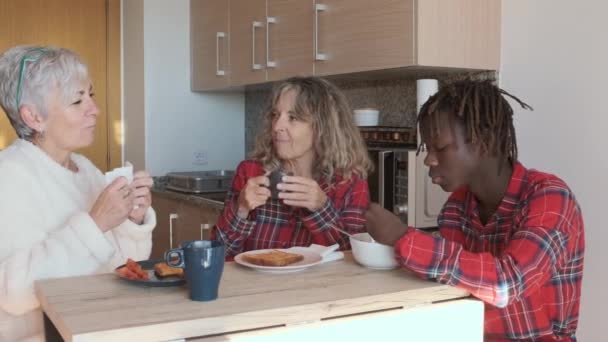 Olgun Lezbiyen Çift Evlerinde Oğluyla Kahvaltı Ediyor Lgbt Aile Kavramı — Stok video