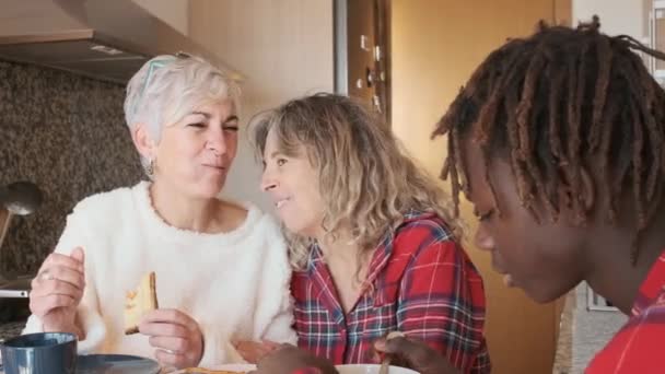 成熟的女同性恋夫妇和他们的儿子在家里吃早餐 Lgbt和家庭概念 — 图库视频影像