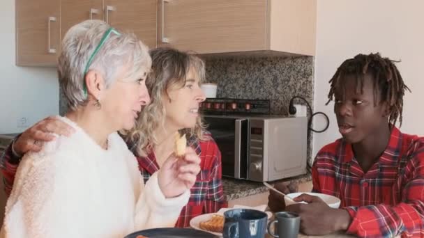 Kadın Evdeki Mutfakta Kahvaltı Yaparken Oğluyla Konuşuyor Lgbt Aile Kavramı — Stok video