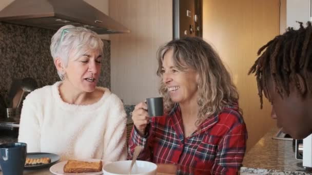 Dos Mujeres Sonriendo Mientras Disfrutan Desayunando Con Hijo Casa Lgbt — Vídeo de stock