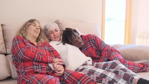 Starší Lesbické Páry Mluví Při Relaxaci Ležící Gauči Svým Synem — Stock video