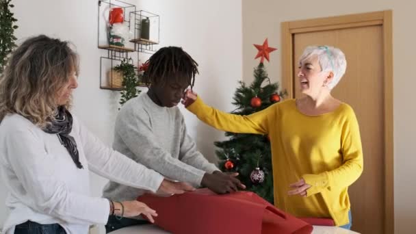 Kobieta Pakująca Prezent Świąteczny Synem Domu Boże Narodzenie Rodzina Koncepcja — Wideo stockowe