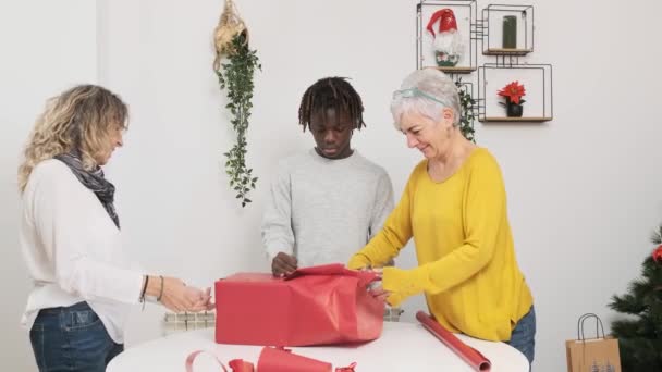 Lesbijki Pakujące Świąteczne Pudełko Synem Domu Boże Narodzenie Rodzina Koncepcja — Wideo stockowe