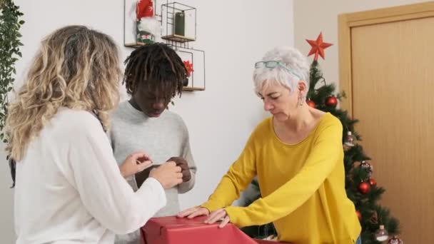 Kadın Oğullarıyla Noel Hediyesi Paketini Evde Dikilirken Paketliyor Noel Aile — Stok video