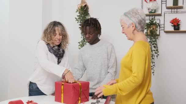 Vrouwelijke Echtpaar Hun Zoon Zetten Een Kerstdoos Onder Boom Thuis — Stockvideo