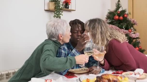 Bayan Çift Noel Oğluyla Birlikte Evde Kutluyor Noel Aile Lgbt — Stok video