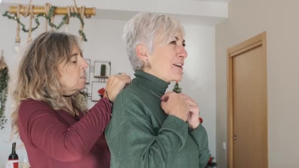 Mujer Poniéndole Collar Esposa Mientras Celebran Navidad Juntos Navidad Concepto — Vídeos de Stock