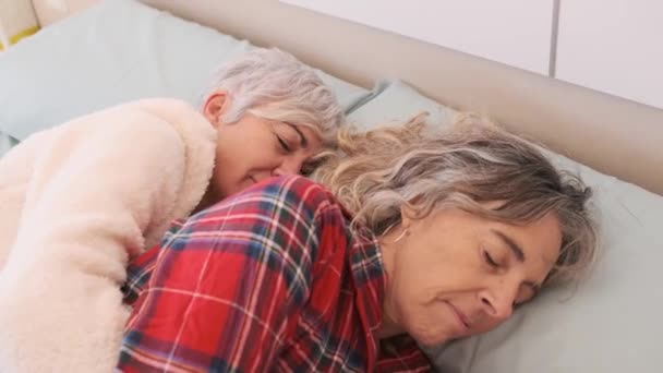 Pareja Lesbiana Abrazándose Mientras Duermen Juntos Cama Casa Concepto Lgbt — Vídeos de Stock