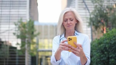 Olgun bir iş kadını liderinin yörünge görüşü modern eko ve iş bölgesindeki metinlere kayıyor