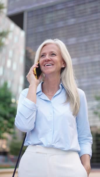 Pionowy Widok Dojrzałej Siwe Włosy Businesswoman Telefon Miejskiej Dzielnicy Finansowej — Wideo stockowe
