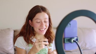 Gen Z etkileyicisi, halka ışığı yardımıyla makyaj kursuna rehberlik ediyor