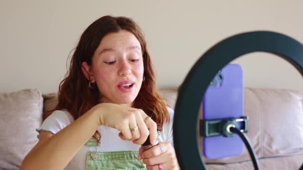 Unge Skjønnhet Vlogger Bryter Ned Makeup Teknikker Tilhengere – stockvideo
