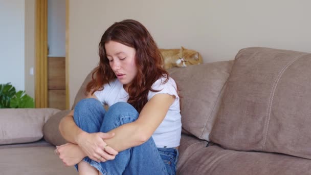 Problémová Mladá Žena Gauči Konfrontující Depresi Úzkost Zaměření Duševní Wellness — Stock video