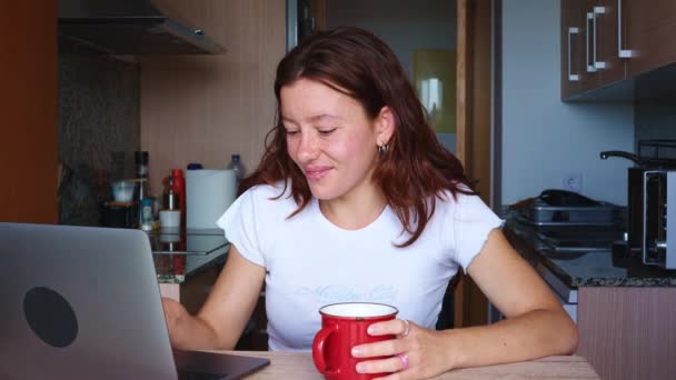 Енергетична Молода Жінка Починає День Сніданком Онлайн Перегляду — стокове відео