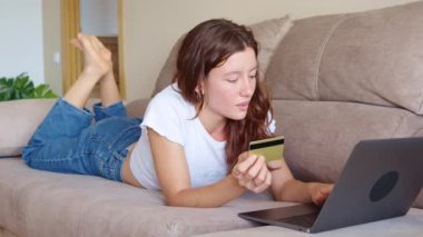 Çevrimiçi yerli kadın evde kredi kartıyla ödeme yapıyor.
