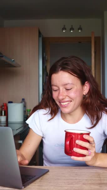 Gen Žena Rád Snídani Zatímco Šťastně Pracuje Svém Notebooku — Stock video