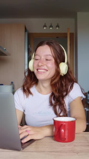 Energisk Ung Kvinne Synger Sammen Med Laptop Spor Løpet Morgenfrokosten – stockvideo