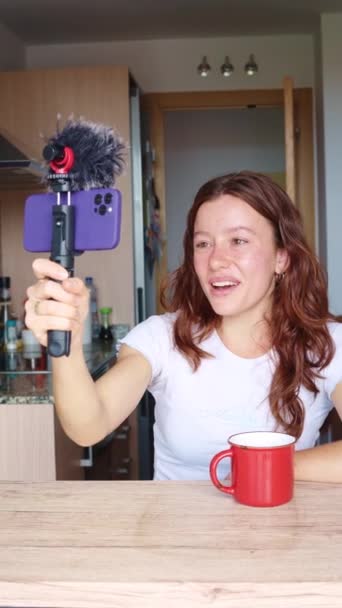 Γυναίκα Gen Streamer Δράση Σαγηνευτικό Κοινό Χρησιμοποιώντας Τηλέφωνο Και Μικρόφωνο — Αρχείο Βίντεο
