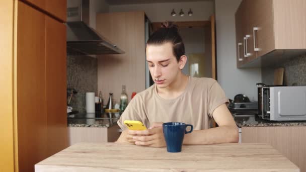 Préoccupé Jeune Gay Homme Vérifier Téléphone Cours Petit Déjeuner — Video