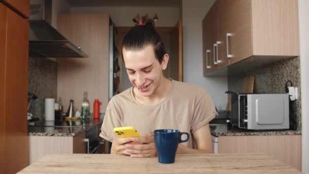 Pria Gay Menikmati Feed Sosial Atas Sarapan — Stok Video