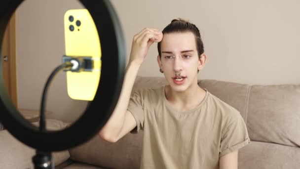 Νεαρός Γκέι Άνδρας Επιδεικνύει Μαγεία Μακιγιάζ Για Τους Κοινωνικούς Οπαδούς — Αρχείο Βίντεο