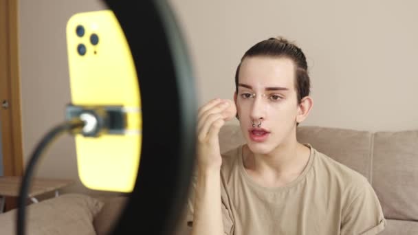 規範を破る Lgbt美容インフルエンサーメイクチュートリアル — ストック動画