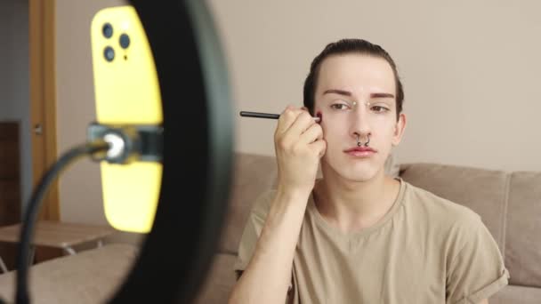 Eşcinsel Güzellik Meraklısı Fırça Tekniği Gösteriyor — Stok video