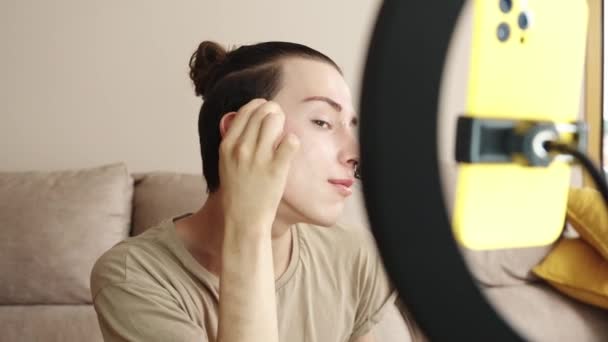 Gay Belleza Vlogger Conecta Con Seguidores — Vídeos de Stock