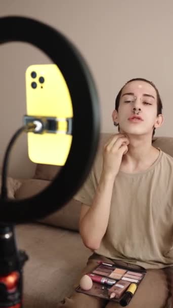 Gay Homme Montrant Maquillage Conseils Pour Followers Sur Les Réseaux — Video