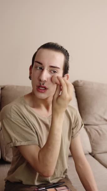Jeune Gay Homme Aide Brosse Pour Maquillage Conseils Sur Les — Video