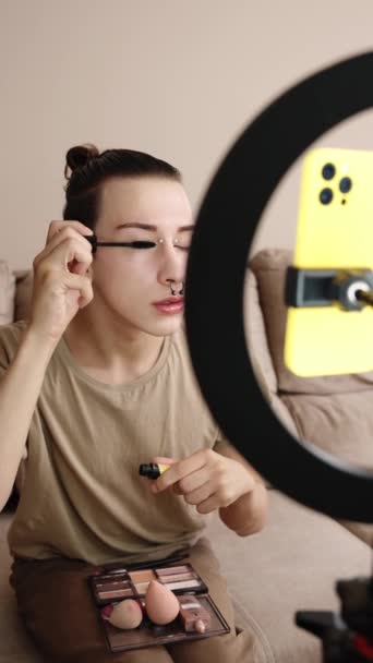 Gay Homme Montre Oeil Cils Maquillage Conseils Pour Followers Sur — Video
