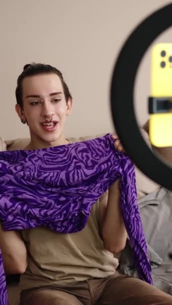 Gay Άνθρωπος Δείχνει Ρούχα Στους Οπαδούς Στα Κοινωνικά Δίκτυα — Αρχείο Βίντεο