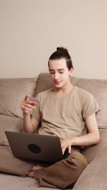 若いゲイ男性はクレジットカードでオンラインで購入し 幸せなカードにキス — ストック動画