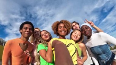 Bir grup ortak etnik arkadaşın selfie çekerken videosu.