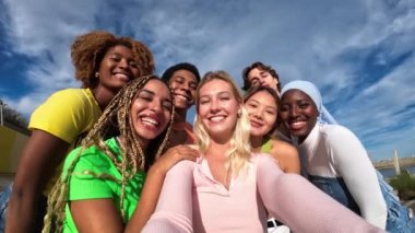 Genç nesil z ve bin yıllık grup selfie yazın açık havada çekiliyor.