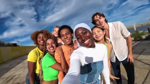 Moslim Jonge Vrouw Omringd Door Millenial Vrienden Nemen Selfie — Stockvideo
