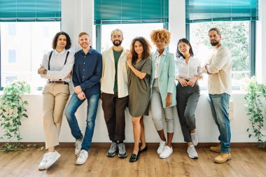 Birlikte çalışan meslektaşların gayri resmi portresi.