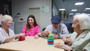 Yaşlı bir hemşire ve yaşlı bir adamın mutlu bir sahne görüntüsü.