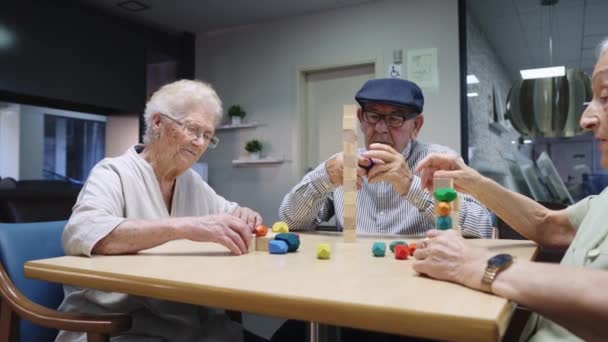 Video Tres Personas Mayores Hogar Ancianos Compartiendo Juegos Habilidades — Vídeo de stock