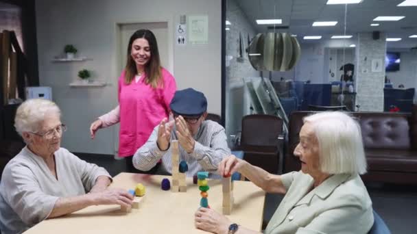 Βίντεο Μιας Νοσοκόμας Που Μιλάει Ηλικιωμένους Που Παίζουν Παιχνίδια Δεξιοτήτων — Αρχείο Βίντεο