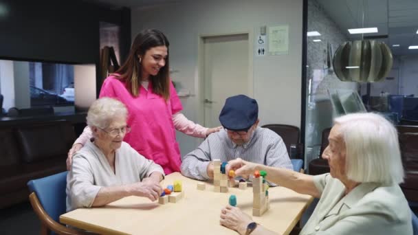 Βίντεο Μιας Νοσοκόμας Που Βοηθά Ηλικιωμένους Επιλύσουν Παιχνίδια Δεξιοτήτων Ένα — Αρχείο Βίντεο