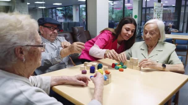 Bakımevinde Oyun Oynayan Hemşire Yaşlı Insanların Videosu — Stok video