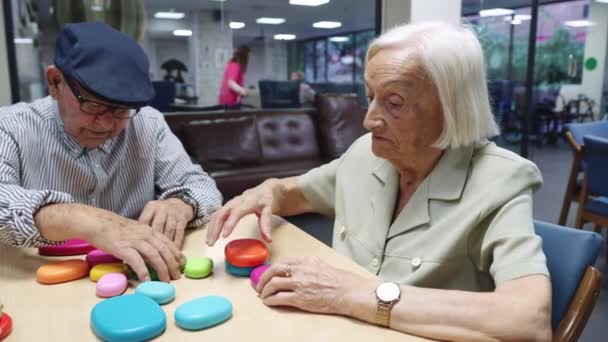 Video Viejos Árboles Resolviendo Juegos Habilidad Cerebral Hogar Ancianos — Vídeo de stock