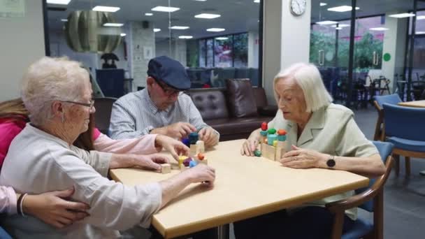 Βίντεο Τριών Ηλικιωμένων Και Νοσοκόμων Που Παίζουν Παιχνίδια Δεξιοτήτων Εγκεφάλου — Αρχείο Βίντεο