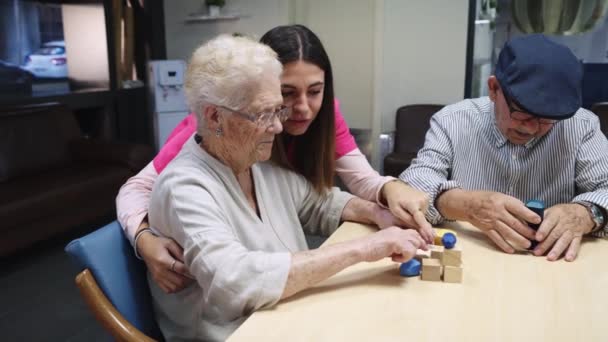 Video Una Anciana Enfermera Jugando Juegos Habilidad — Vídeos de Stock
