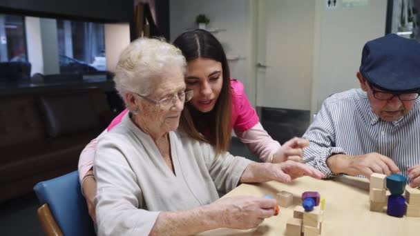 Video Nurse Helping Old People Resolve Skill Games Nursing Home — Stock Video