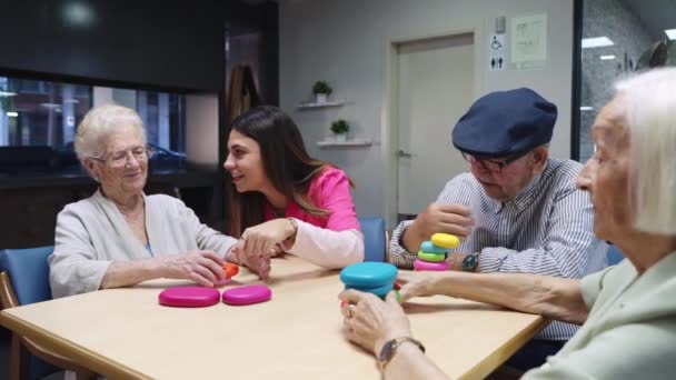 Wideo Pielęgniarką Dającą Instrukcję Starszym Ludziom Aby Grali Gry Zręcznościowe — Wideo stockowe