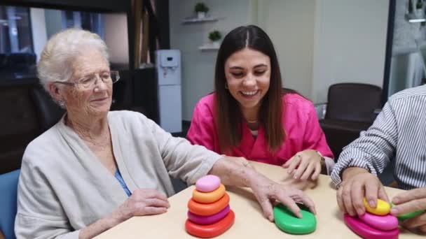 Видео Счастливой Медсестры Пожилых Людей Взаимодействующих Доме Престарелых — стоковое видео